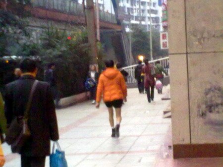 一天必喝3斤酒 <em>男子</em>穿<em>短裤</em>上街不怕冷(图)_新闻