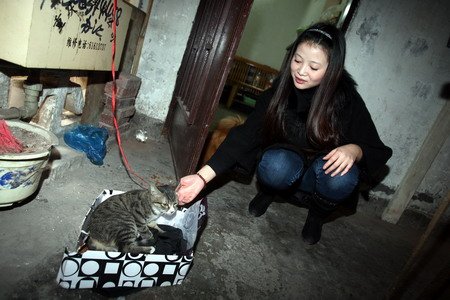 28岁美女协勤收养百只小动物 征爱心男友_新闻