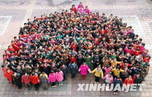 千名师生组爱心图 慷慨捐助患白血病同学 _国