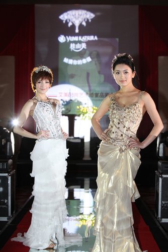 顶级婚纱大牌桂由美豪入萝亚婚礼_婚嫁头条