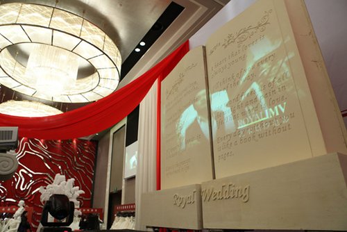 顶级婚纱大牌桂由美豪入萝亚婚礼