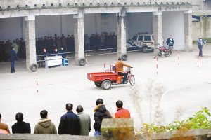 告别无证驾驶 近300三轮车主考驾照(图)_社会