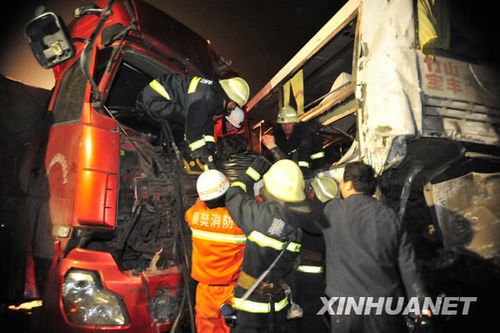 湖北汉十高速连环撞车已有7人死亡 14人受伤_