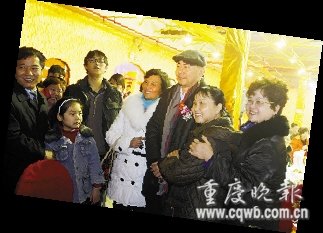 蒋勤勤一家三口洋人街送表妹出嫁 感动落泪 _