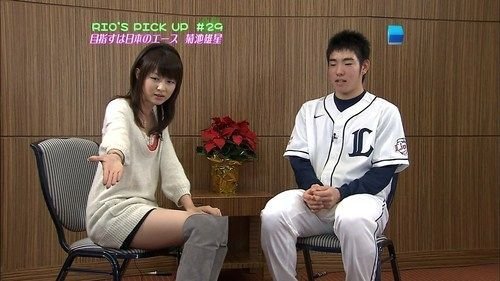 日本女主播超短裤采访致球星脸红(组图)
