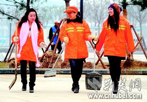 “85后”时尚女大学生乐当环卫工(图)