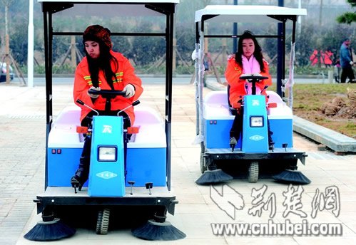 “85后”时尚女大学生乐当环卫工(图)