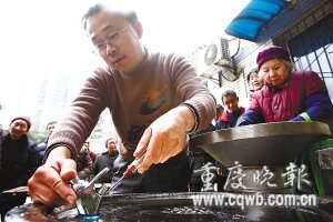 直饮水机是让你解渴的 不是拿来练手劲的(图)_