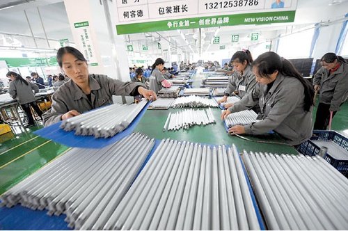 位于万州的重庆雷士照明公司生产车间一角.本报记者 李斌 摄