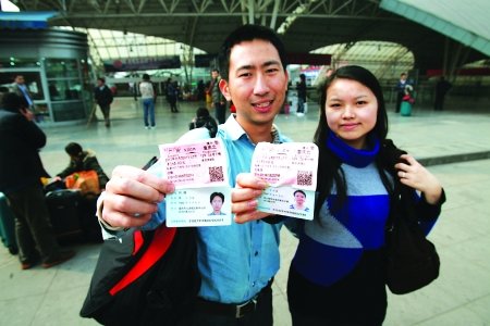 美女仅花5分钟排队 买走重庆首张实名火车票_