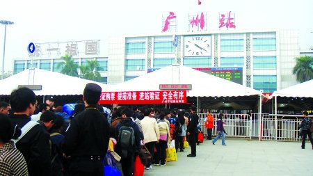 昨日,广州火车站,旅客排队等待进站 特派首席记者 黄平 摄