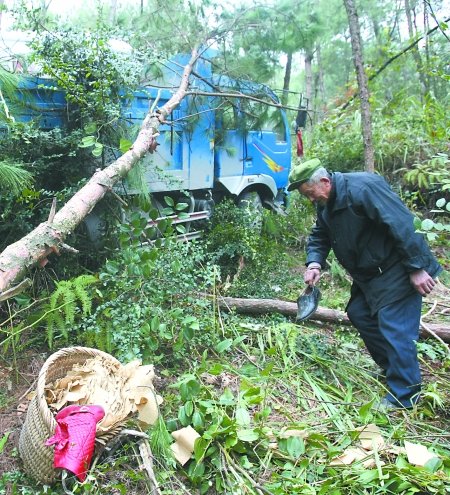 货车搭19名亲友送葬 倒滑坠下堡坎2死13伤_社