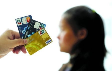 重庆26岁女子信用卡透支2.8万给母亲治病_重