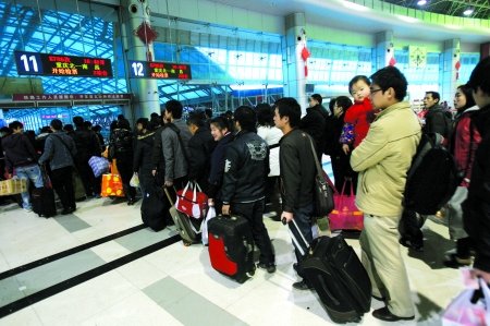 一警察订首张电话实名票 2分30秒搞定(图)_社