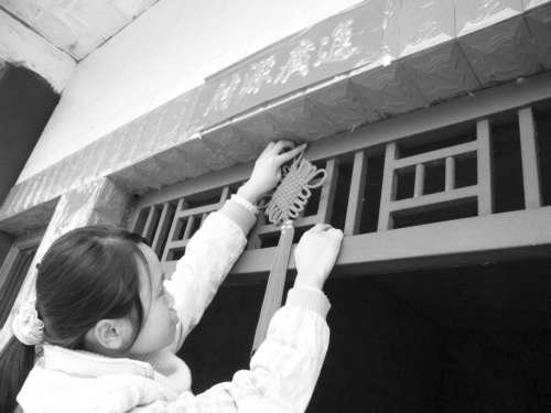 地震过去一周 灾区群众高高兴兴迎新年_渝西民