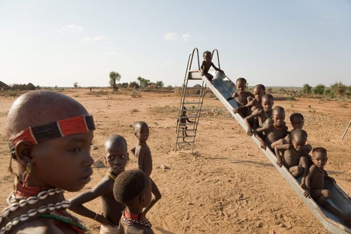 《国家地理》:非洲最后原始部落遭受现代化冲