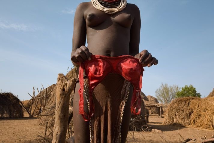 《国家地理》:非洲最后原始部落遭受现代化冲击