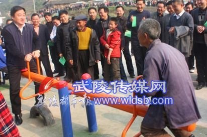 彭水<em>县委书记与</em>移民过元宵