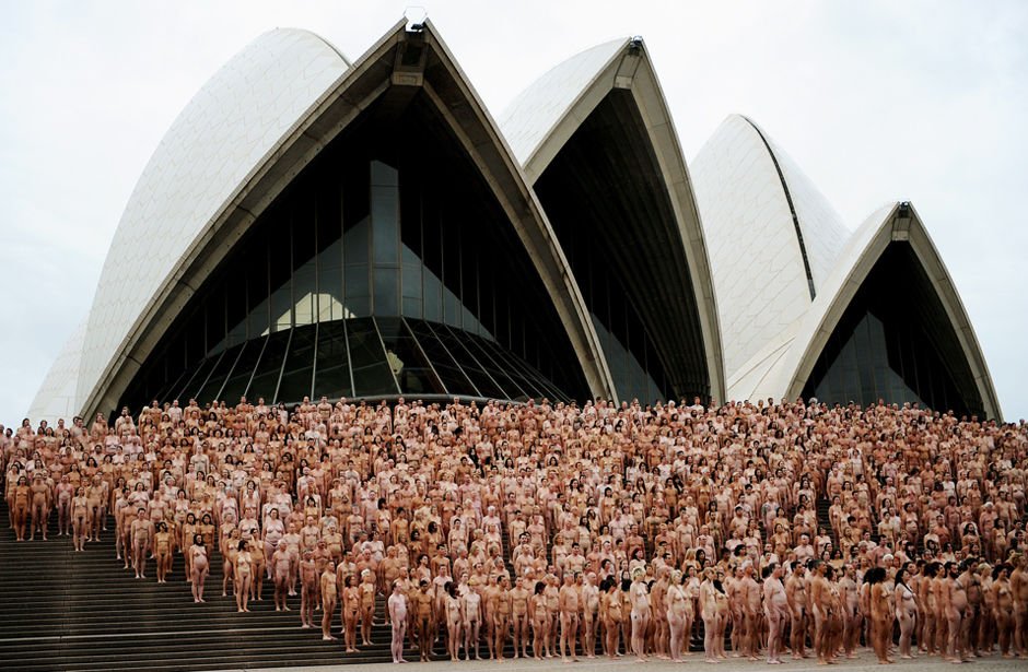 当地时间1日早晨聚集在澳大利亚标志性建筑悉