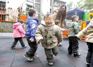 保育阿姨忘锁铁门 三岁男孩溜出幼儿园(图)_社