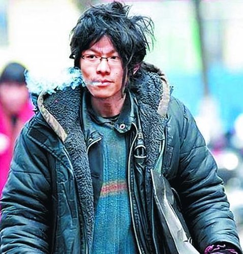 泉州<em>小伙痴迷</em>犀利哥模仿穿着_文化教育_大渝