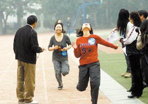 世博会招募志愿者决选 英语要好跑得要快(图)_