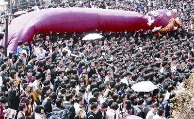 数千人涌入国企招聘会 女生胳膊被挤脱臼_轻松