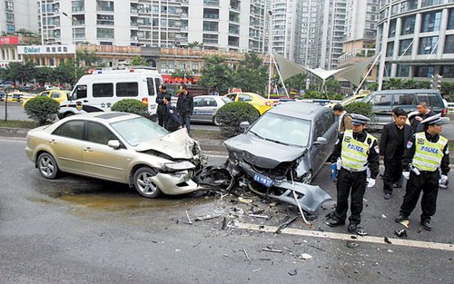 垫江小伙无证试车1年终酿祸 车撞废了人受伤了