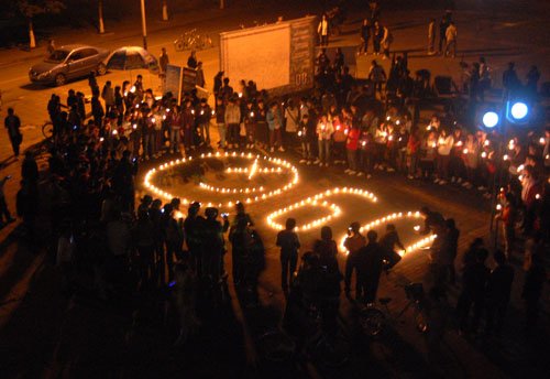 重大学生寝室关灯 支持可口可乐地球一小时_