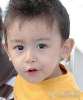  小时候 老尿炕,还给这张照片分析评论:眼睛像 冠希 