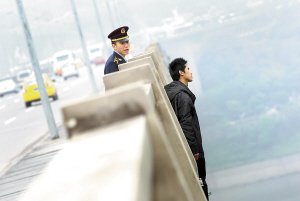 妻子出走他绝望想死 儿子呼喊爸爸,上来_社会