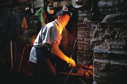 合川:聚焦传统老行当 打铁匠的锤炼人生