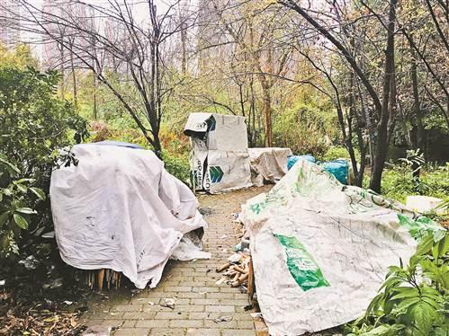 重庆一休闲场所被荒废 卫生无人打扫滑梯已生锈