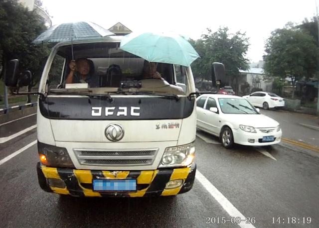 重庆现最囧司机撑伞驾车运输危化品 