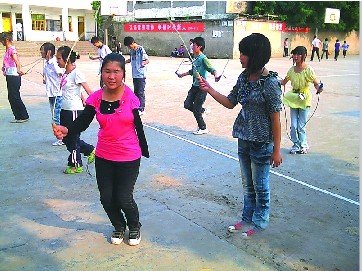 <em>独臂少女</em>笑对人生 勇当生活强者_腾讯大渝网_