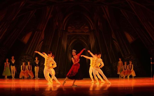 重庆芭蕾舞团《天鹅湖》开启2018芭蕾演出季