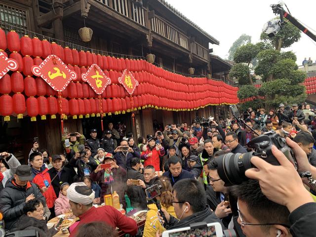 中山古镇“千米长宴”开席 5万人乐享美食热闹好比过年