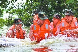 湘江长沙段洪峰达本世纪最高水位(组图)