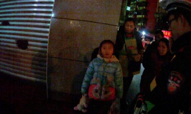 丈夫忙工作不回家 妻子把女儿丢路边