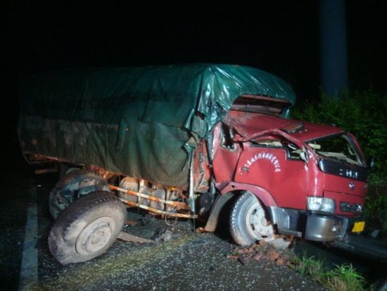 一车侧翻引发连环车祸 包茂高速今晨五车相撞