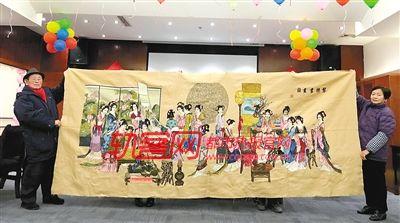 老人绣3.8米长十字绣 有人出30万她也不卖