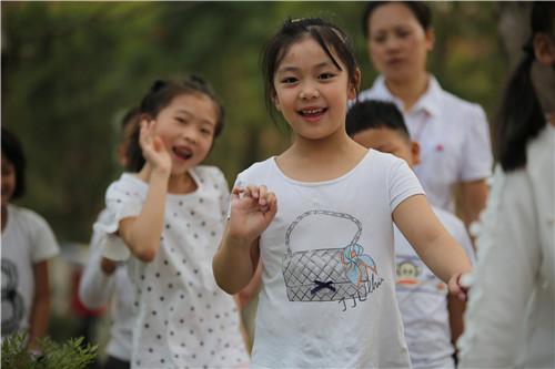 两江小学开学节 学生玩游戏学知识