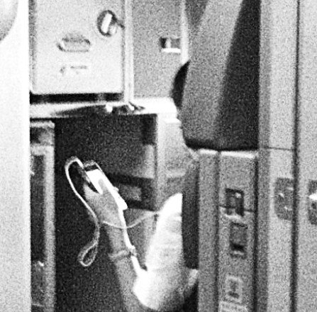 空姐玩起了手机