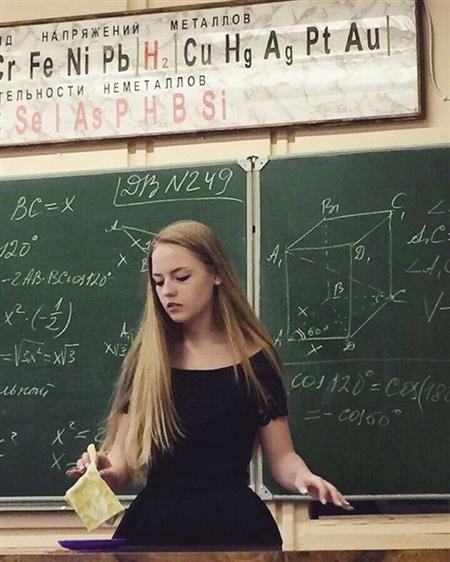 老师中,一位身穿外国连衣裙的正在女身材视频讲课,由于视频火辣,引起春节v老师紧身图片