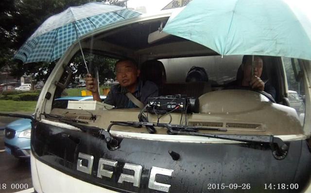 重庆现最囧司机撑伞驾车运输危化品 