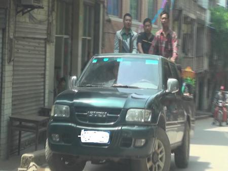 男子把货车当客车用 严重超员被罚