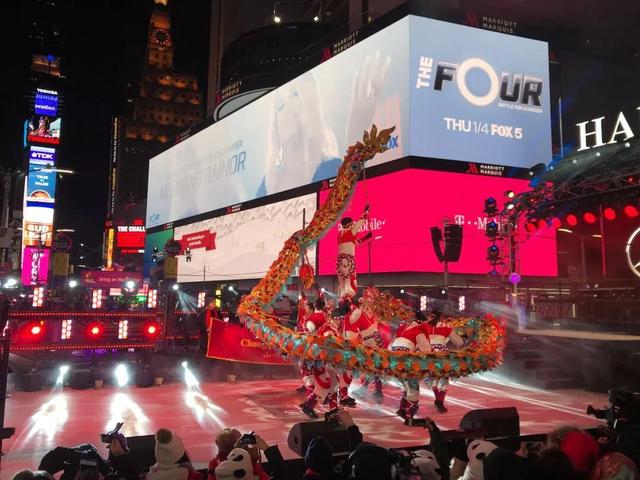 重庆铜梁龙舞在纽约时报广场跨年夜表演 惊艳世界