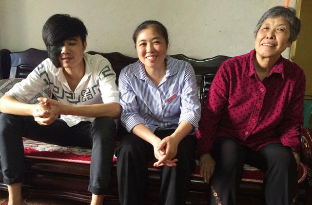 重庆男孩半边脸长巨型黑斑 父亲攒钱手术发生