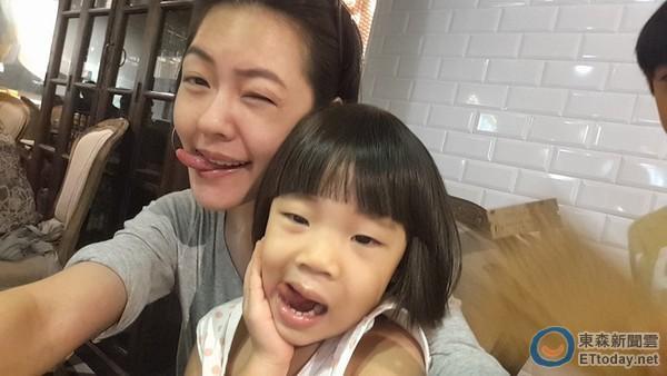 小S和女儿搞怪表情神同步 吐长舌嘟嘴卖萌