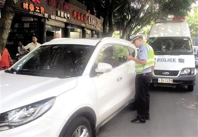 小孩被“糊涂”爸爸锁车里 大呼“救命”